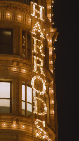 Vertikale-Videofassade-Des-Kaufhauses-Harrods-In-London,-Dekoriert-Mit-Weihnachtsbeleuchtung-4